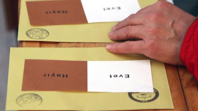 Auf dem Tisch in einem Wahllokal liegen vorbereitete Wahlzettel mit dem türkischen Wort für "Ja" ('Evet') und "Nein" ('Hayir') zur Abstimmung die Verfassungsänderung in der Türkei.