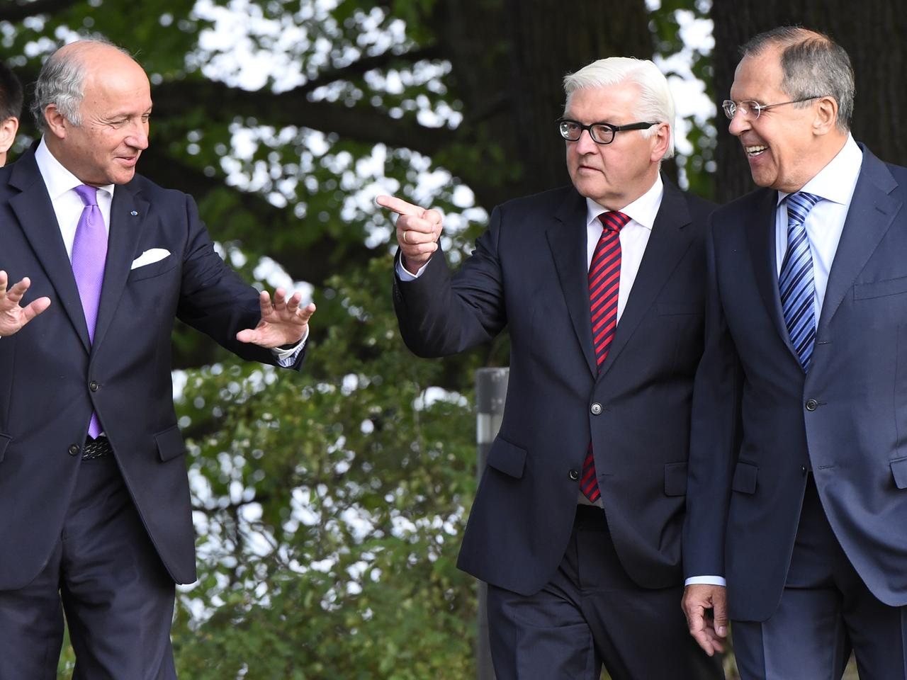 Die Außenminister Laurent Fabius, Frank-Walter Steinmeier und Sergej Lawrow (v.l.) plaudern.