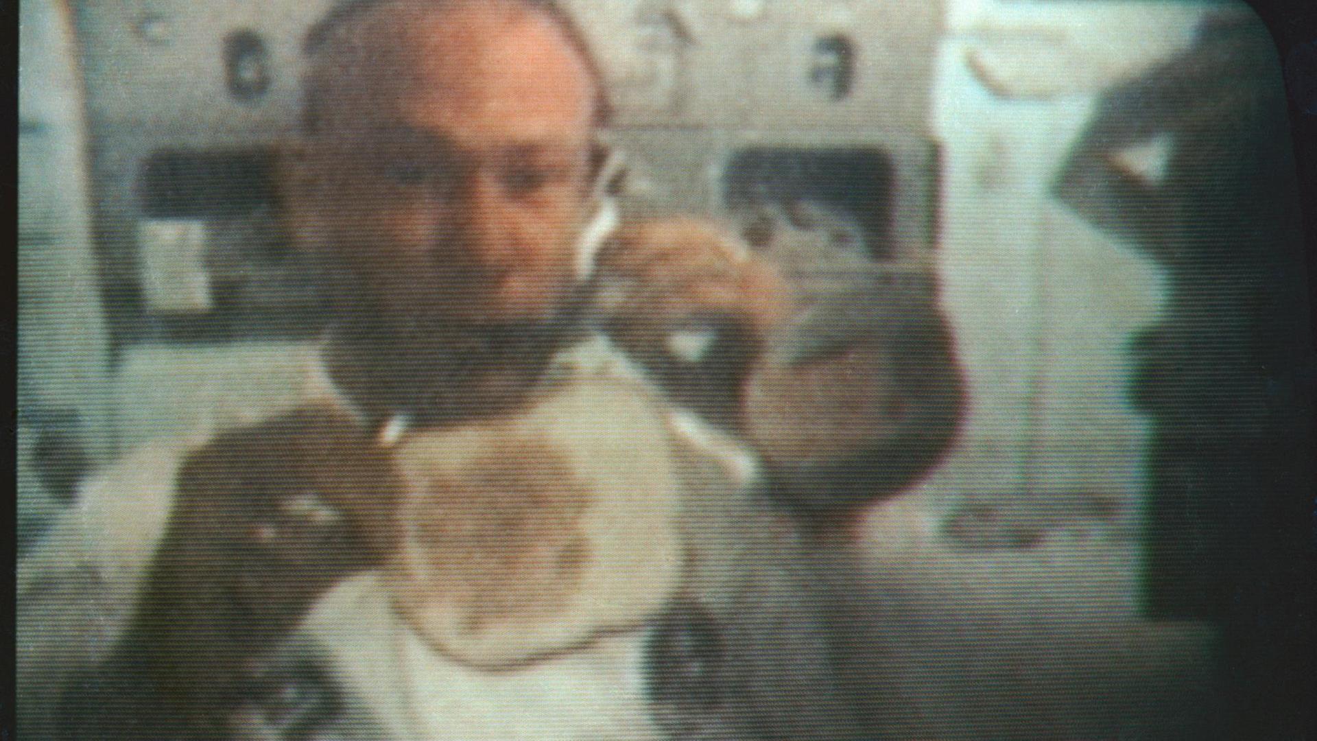 Der Apollo 11-Astronaut Edwin E. Aldrin Jr. zeigt Fernseh-Zuschauern in einer Übertragung aus der Raumkapsel wie man unter Schwerkraft ein Sandwich macht
