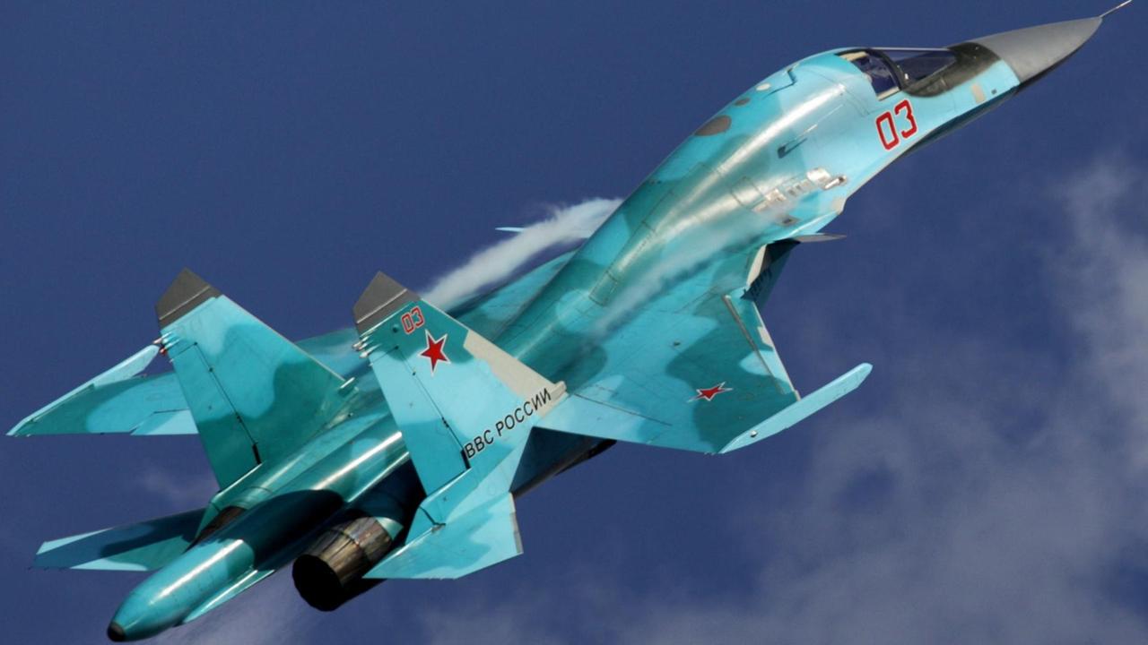 Ein zweisitziger Jagdbomber des Typs Suchoi Su-34 fliegt am 14.08.2012 während einer Flugschau über Schukowski (Russland).