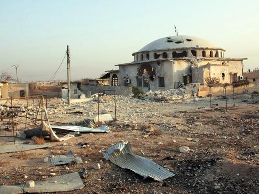 Der Bürgerkrieg in Syrien hat zu großen Verwüstungen geführt, man sieht ein zerstörtes Haus in der Stadt Aleppo. 