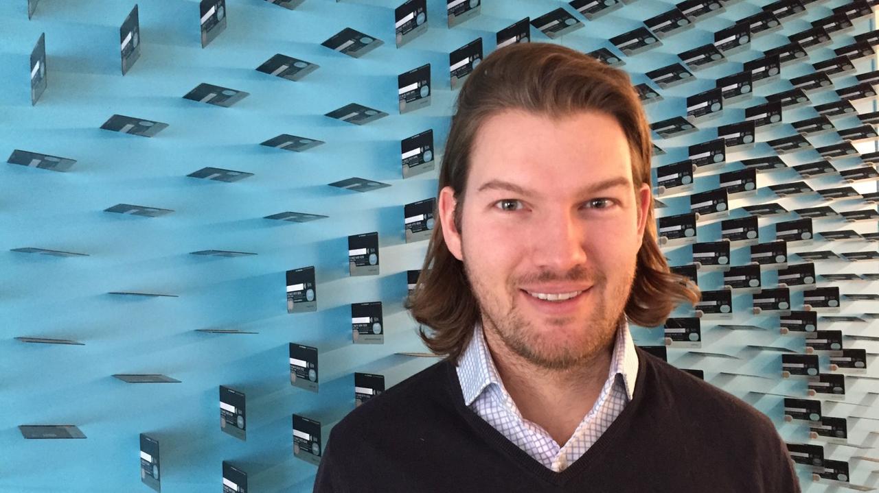 Porträtaufnahme des N26-Gründers Valentin Stalf: junger Mann mit halblangem glatten braunen Haar und Bart. Porträtaufnahme des N26-Gründers Valentin Stalf: junger Mann mit halblangem glatten braunen Haar und Bart.