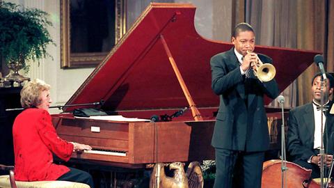 Die Jazz-Pianistin Marian McPartland mit ihrem Kollegen Wynton Marsalis am 18.9.1998 im Weißen Haus in Washington (v.l.n.r.)