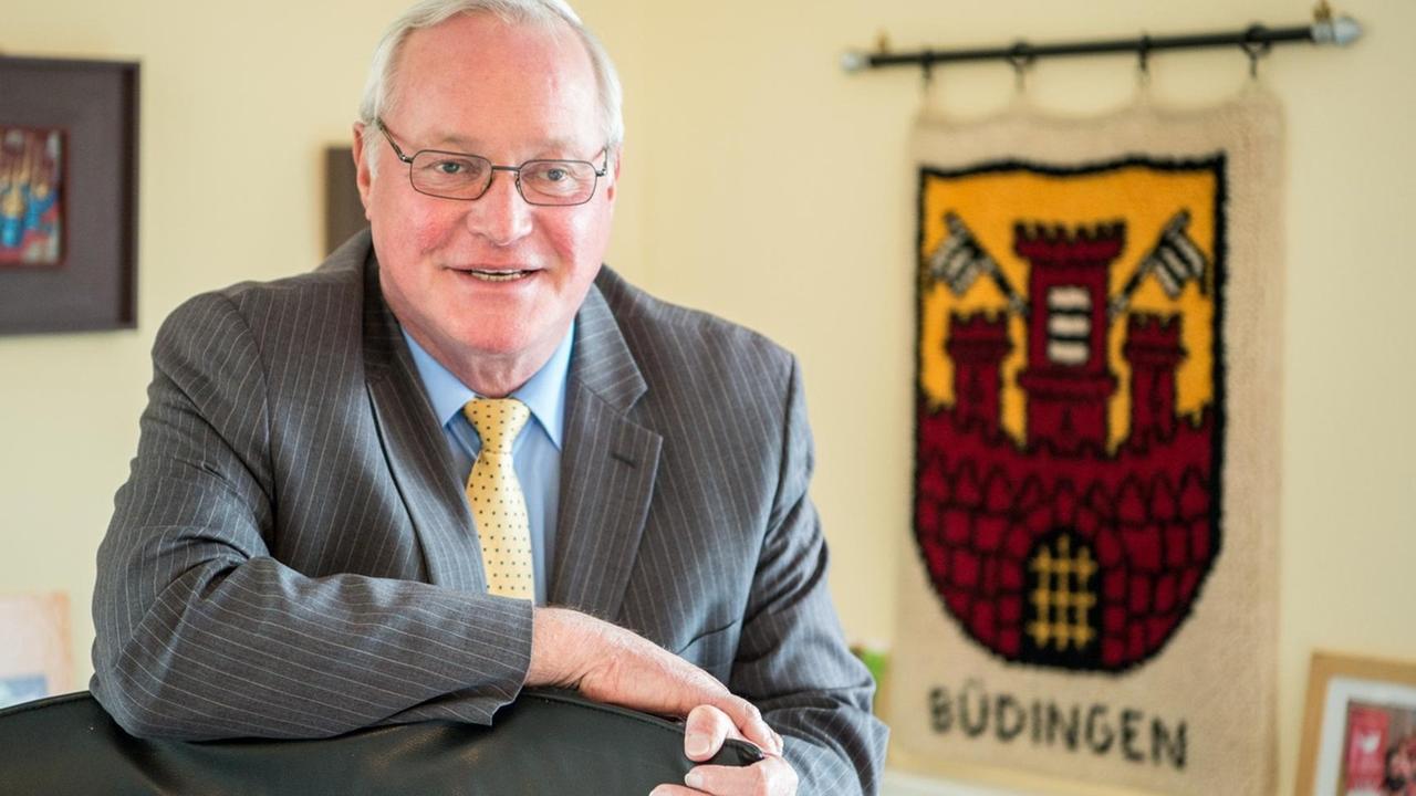 Erich Spamer, Bürgermeister von Büdingen und Mitglied der FWG (Freie Wähler Gemeinschaft) steht in Büdingen in der Wetterau (Hessen) in seinem Büro. Erich Spamer, Bürgermeister von Büdingen und Mitglied der FWG (Freie Wähler Gemeinschaft) steht in Büdingen in der Wetterau (Hessen) in seinem Büro.