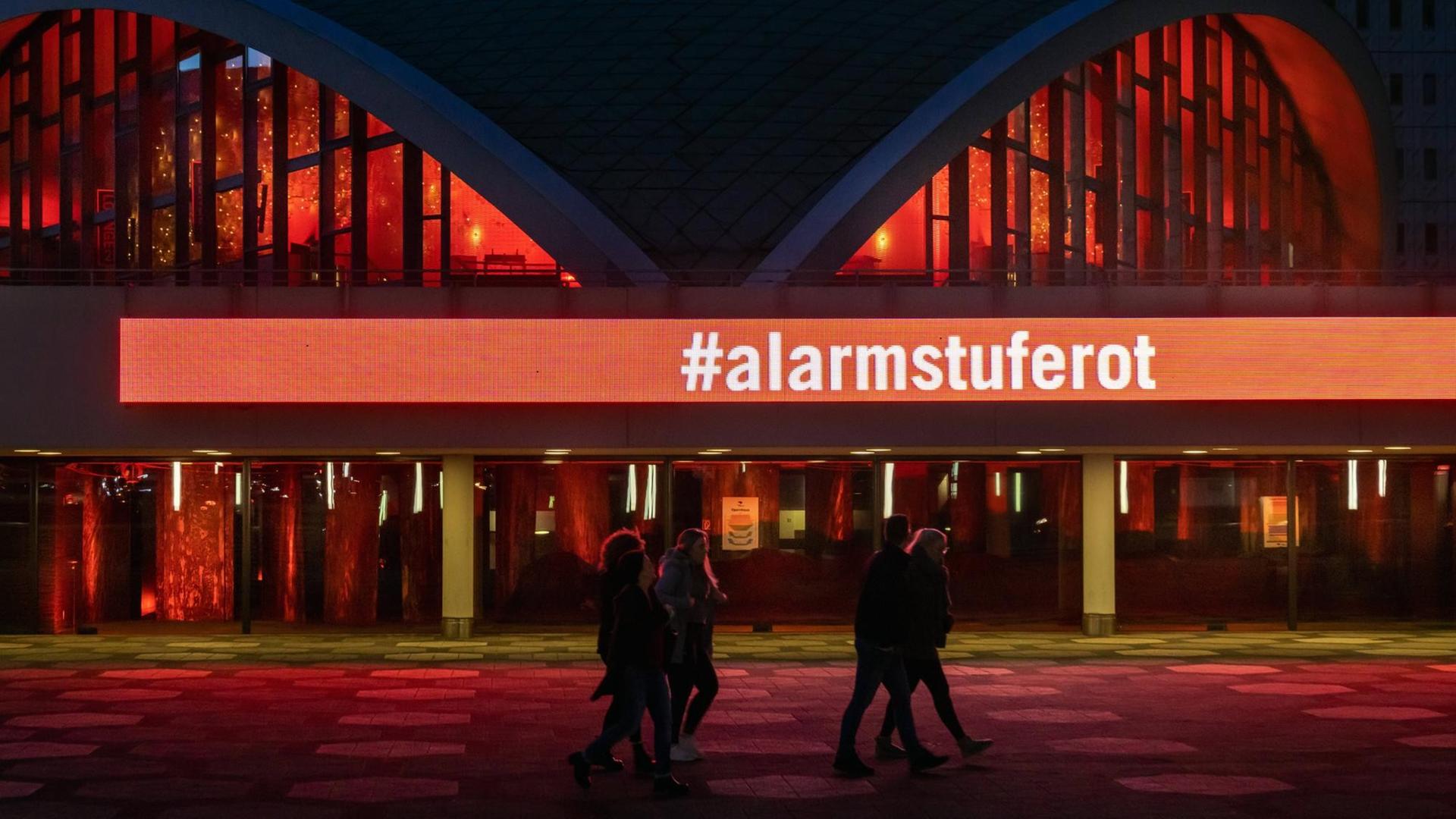 Dortmund, 14.11.2020: Das wegen der Coronakrise geschlossene Theater Dortmund erleuchtet in roten Farben. Damit schließt es sich dem Aktionsbündnis alarmstuferot an, das auf die Not der Spielstäten hinweist. Dortmund, 14.11.2020: Das wegen der Coronakrise geschlossene Theater Dortmund erleuchtet in roten Farben. Damit schließt es sich dem Aktionsbündnis alarmstuferot an, das auf die Not der Spielstäten hinweist.
