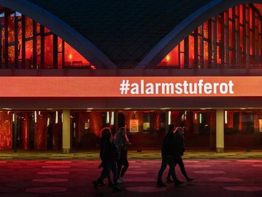 Dortmund, 14.11.2020: Das wegen der Coronakrise geschlossene Theater Dortmund erleuchtet in roten Farben. Damit schließt es sich dem Aktionsbündnis alarmstuferot an, das auf die Not der Spielstäten hinweist.