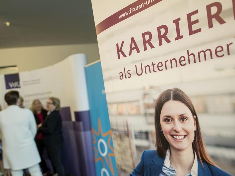 Ein Plakat des Verbands deutscher Unternehmerinnen (VdU) wirbt auf dem MINTsummit - Women in Leadership in Mülheim an der Ruhr für eine "Karriere als Unternehmerin".