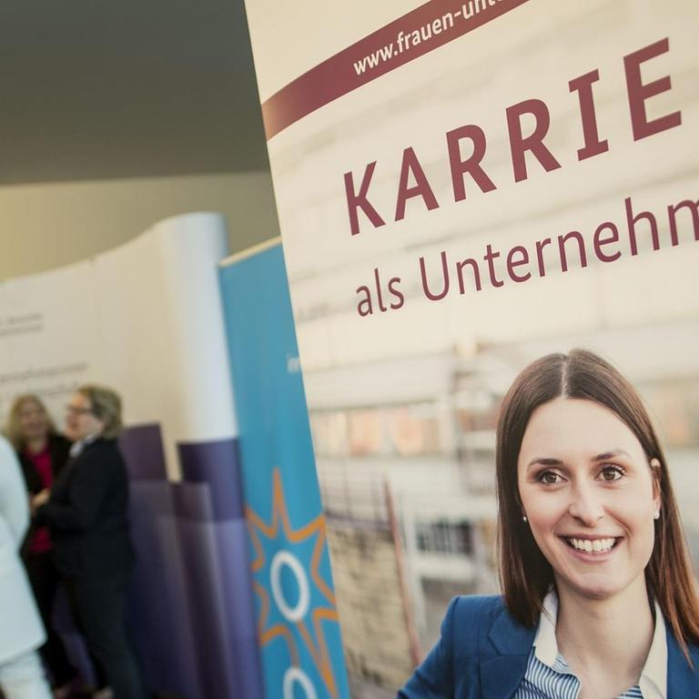Ein Plakat des Verbands deutscher Unternehmerinnen (VdU) wirbt auf dem MINTsummit - Women in Leadership in Mülheim an der Ruhr für eine "Karriere als Unternehmerin".  