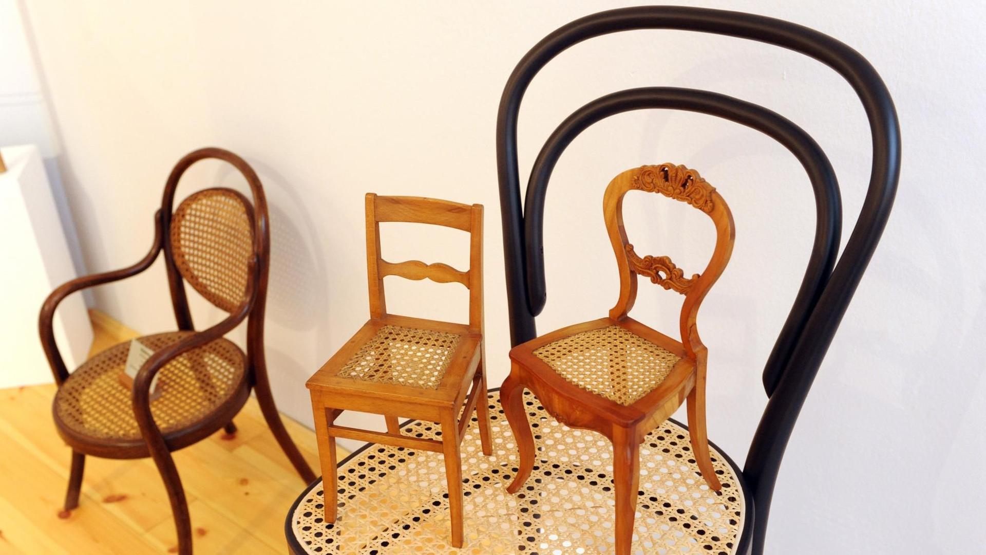 Im Deutschen Stuhlbaumuseum im sächsischen Rabenau stehen am Donnerstag (03.12.2009) historische Musterstühle im Maßstab 1:5 auf einem Thonet-Stuhl. Die Exponate gehören zur Sonderausstellung "Bugholz - Revolution im Stuhlbau", die noch bis Februar 2010 das von Michael Thonet entwickelte Biegen von Holz erläutert. Das Museum zeigt in seiner Dauerausstellung Werkzeuge, Produkte und Muster aus der 400 jährigen Geschichte der Stuhlherstellung vor den Toren Dresdens. Rabenau gilt als älteste Stuhlbauerstadt Deutschlands. Foto: Matthias Hiekel Im Deutschen Stuhlbaumuseum im sächsischen Rabenau stehen am Donnerstag (03.12.2009) historische Musterstühle im Maßstab 1:5 auf einem Thonet-Stuhl. Die Exponate gehören zur Sonderausstellung "Bugholz - Revolution im Stuhlbau", die noch bis Februar 2010 das von Michael Thonet entwickelte Biegen von Holz erläutert. Das Museum zeigt in seiner Dauerausstellung Werkzeuge, Produkte und Muster aus der 400 jährigen Geschichte der Stuhlherstellung vor den Toren Dresdens. Rabenau gilt als älteste Stuhlbauerstadt Deutschlands. Foto: Matthias Hiekel