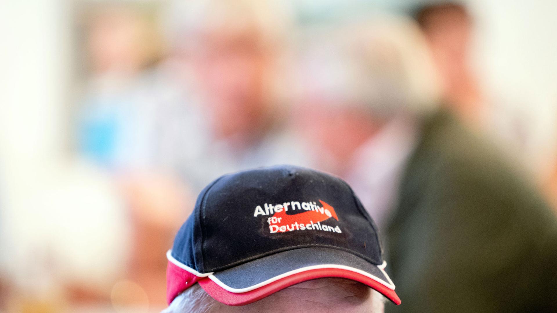 Ein Mann mit einer Mütze der AfD nimmt an einer AfD-Wahlkampfveranstaltung für die sächsische Landtagswahl teil.
