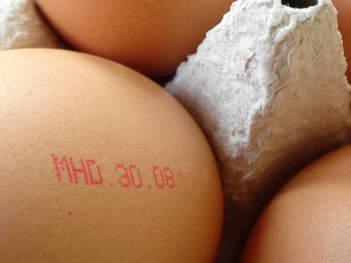 Mindesthaltbarkeitsdatum (MHD) gekennzeichnet auf einem Ei