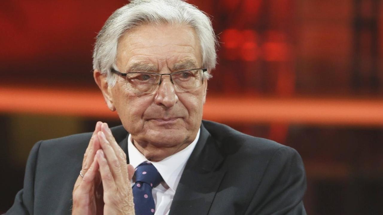 Ex-Innenminister Gerhart Baum sitzt in einem Sessel in der Talkshow "Günther Jauch" im September 2013 Ex-Innenminister Gerhart Baum sitzt in einem Sessel in der Talkshow "Günther Jauch" im September 2013