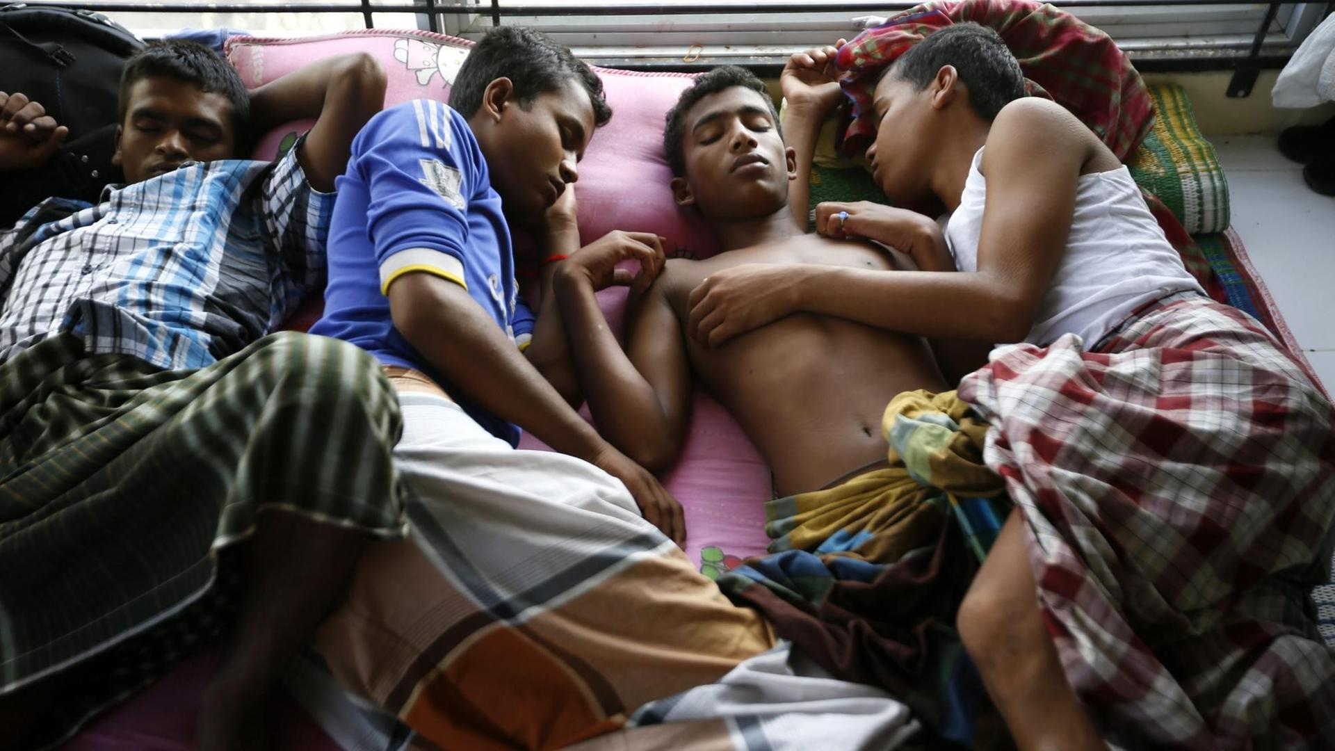 Junge Rohingya auf der Flucht - hier in einem Lager in Aceh/Indonesien im Juni 2015 Junge Rohingya auf der Flucht - hier in einem Lager in Aceh/Indonesien im Juni 2015