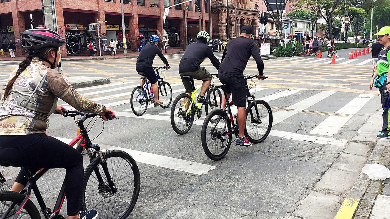 Fahrradfahrer und Fahrerinnen auf einer Fahrradstraße in Bogotá. Fahrradfahrer und Fahrerinnen auf einer Fahrradstraße in Bogotá.