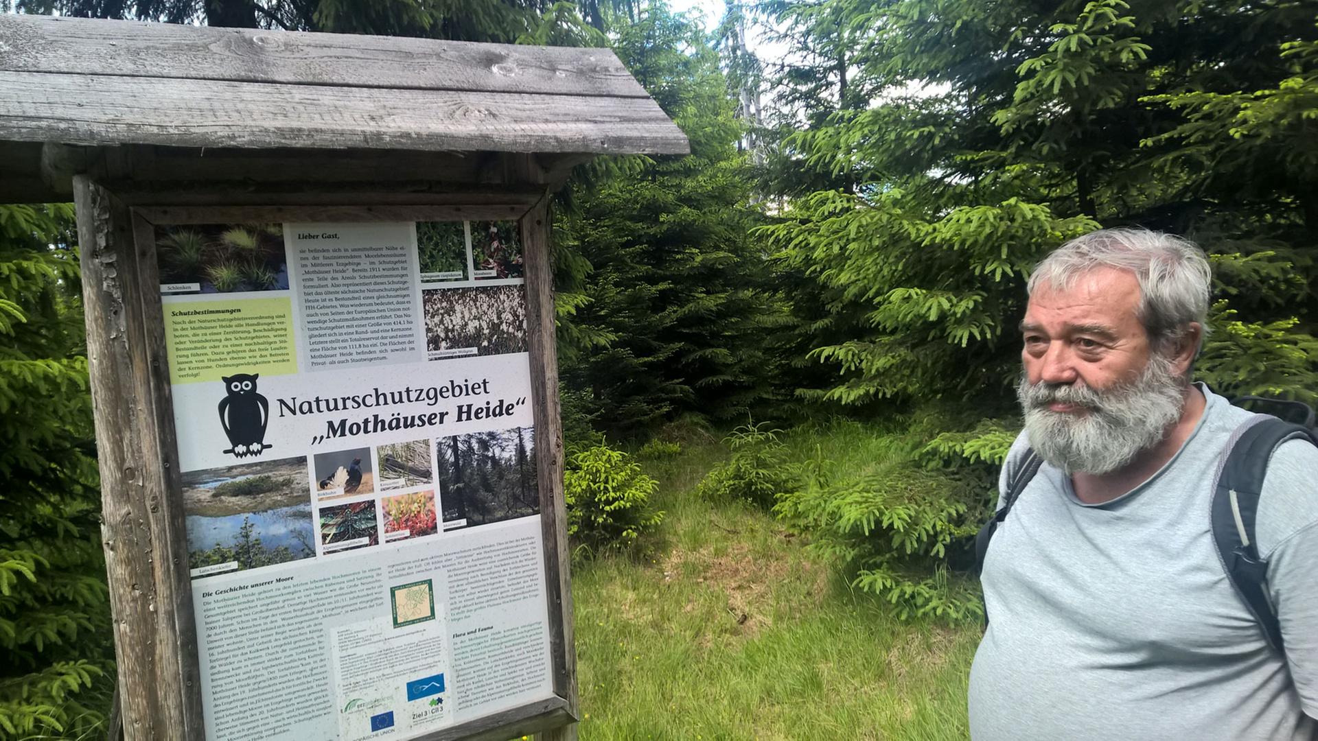 Ulrich Schuster, Mitbegründer des Naturschutzbundes im Erzgebirge, steht vor dem Schild, das auf die Kernzone des Naturschutzgebietes Mothäuser Heide in Sachsen hinweist. Ulrich Schuster, Mitbegründer des Naturschutzbundes im Erzgebirge, steht vor dem Schild, das auf die Kernzone des Naturschutzgebietes Mothäuser Heide in Sachsen hinweist.