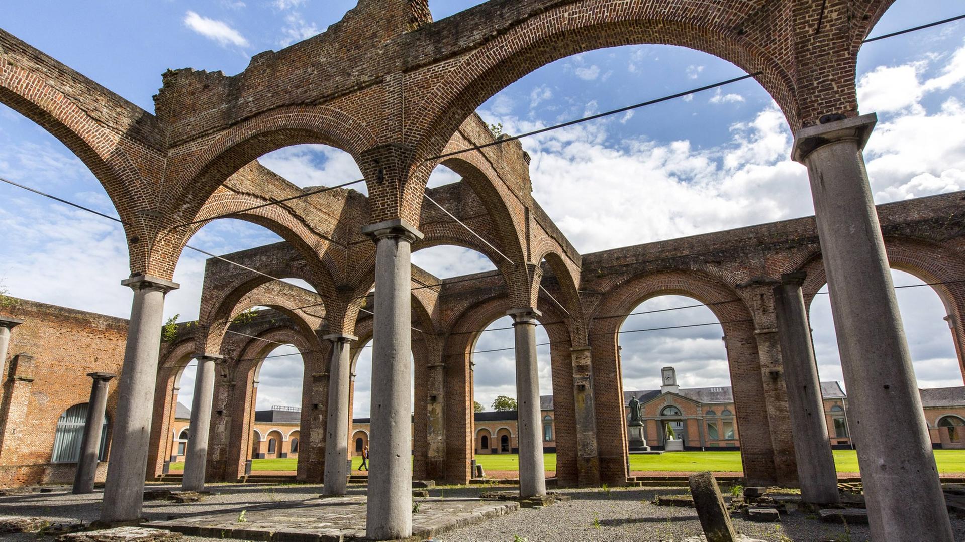 Le Grand-Hornu, ehemaliges Kohlebergwerk bei Mons, jetzt Industriemuseum und Kunstmuseum für Design und moderne Kunst Le Grand-Hornu, ehemaliges Kohlebergwerk bei Mons, jetzt Industriemuseum und Kunstmuseum für Design und moderne Kunst