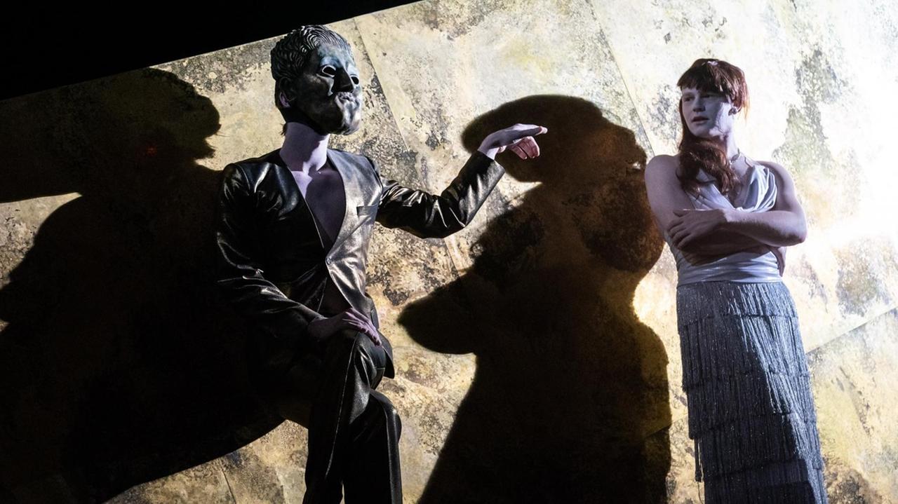 Merlin Sandmeyer (li.) und Sebastian Jakob Doppelbauer im Stück "Rom" in der Regie von Stefan Bachmann am Thalia Theater in Hamburg. Merlin Sandmeyer (li.) und Sebastian Jakob Doppelbauer im Stück "Rom" in der Regie von Stefan Bachmann am Thalia Theater in Hamburg.
