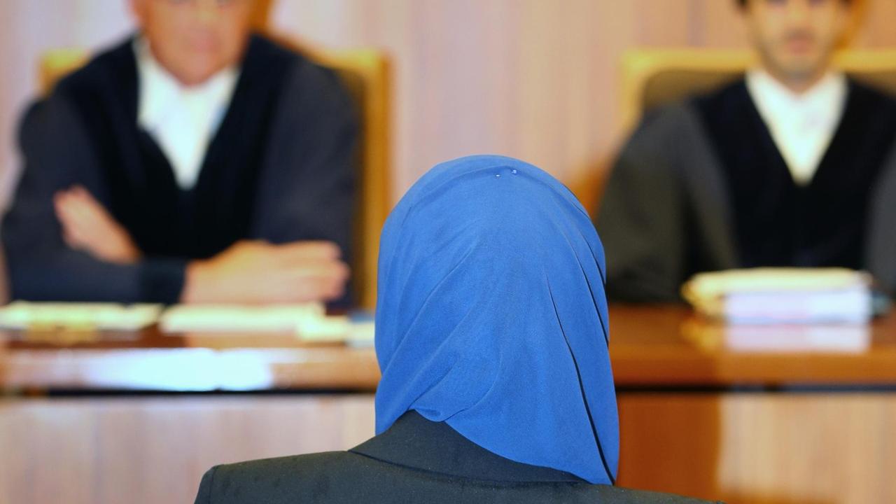Aquila S. sitzt am 30.06.2016 im Verwaltungsgericht in Augsburg (Bayern) vor Richter Bernhard Röthinger (l). Die Jurastudentin klagt vor dem Gericht gegen Einschränkungen beim Rechtsreferendariat wegen des Tragens eines Kopftuches. Aquila S. sitzt am 30.06.2016 im Verwaltungsgericht in Augsburg (Bayern) vor Richter Bernhard Röthinger (l). Die Jurastudentin klagt vor dem Gericht gegen Einschränkungen beim Rechtsreferendariat wegen des Tragens eines Kopftuches.