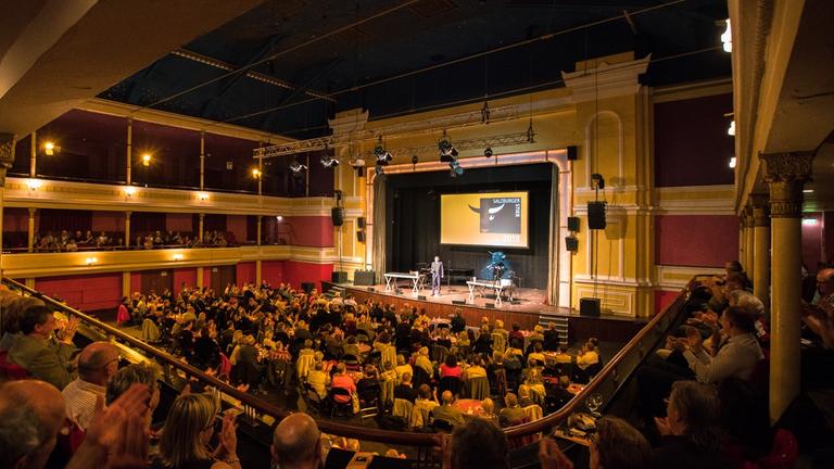 Der vollbesetzte Publikumssaal im Steintorvarieté Halle. Der vollbesetzte Publikumssaal im Steintorvarieté Halle.