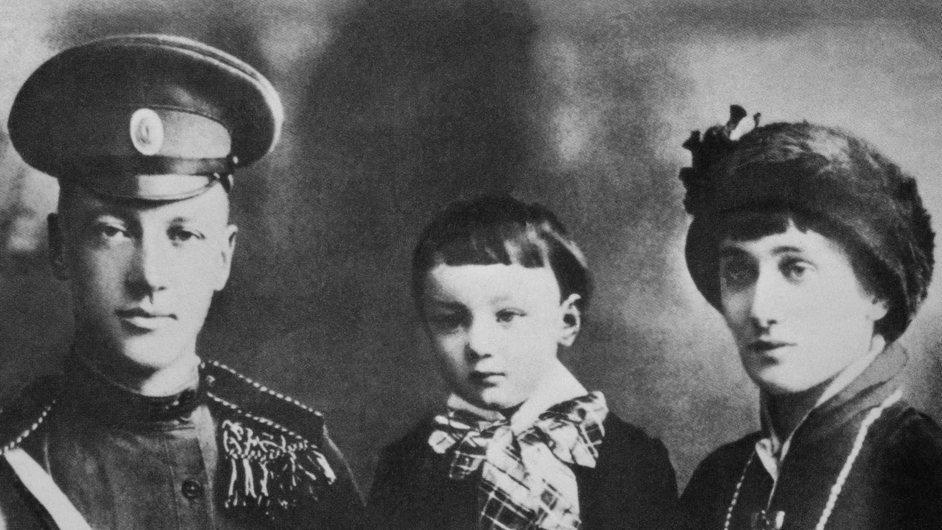 Undatierte schwarz-weiss- Aufnahme der russischen Dichterin Anna Andrejewna Achmatowa mit Mann und Sohn.