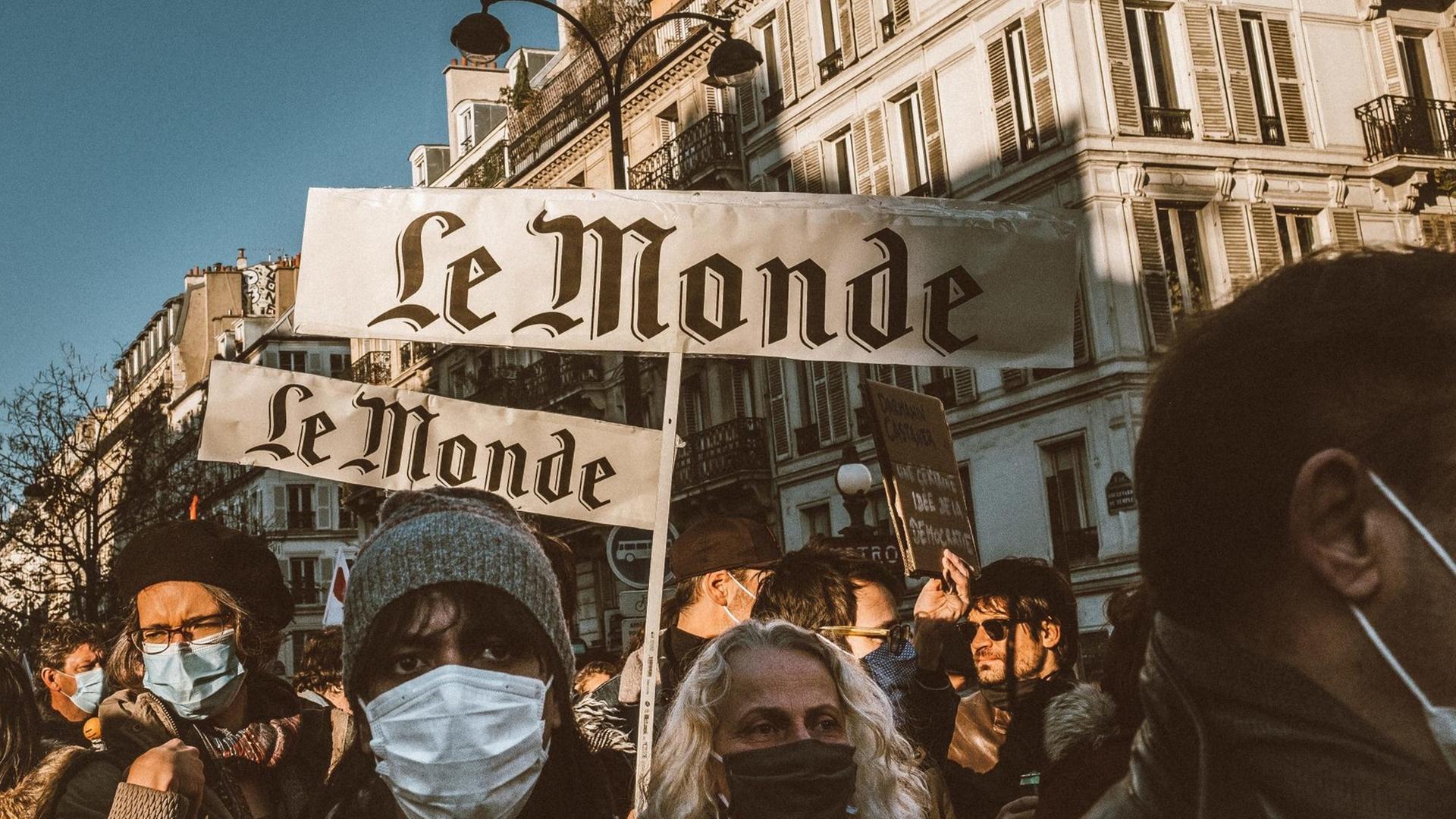 In Frankreich demonstrieren Menschen, darunter auch Journalistinnen und Journalisten, gegen ein geplantes neues Polizei-Gesetz In Frankreich demonstrieren Menschen, darunter auch Journalistinnen und Journalisten, gegen ein geplantes neues Polizei-Gesetz