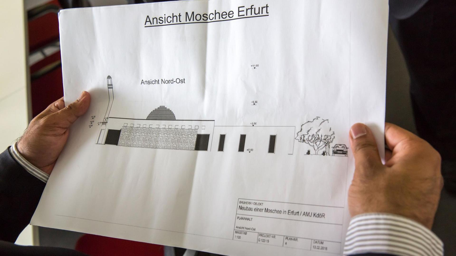 Ahmadiyya-Gemeindesprecher Suleman Malik zeigt am 22.06.2016 am Rande des Besuchs des Alfa-Bundesvorsitzender Bernd Lucke eine Ansicht des geplanten Moschee-Neubaus in Erfurt (Thüringen) Ahmadiyya-Gemeindesprecher Suleman Malik zeigt am 22.06.2016 am Rande des Besuchs des Alfa-Bundesvorsitzender Bernd Lucke eine Ansicht des geplanten Moschee-Neubaus in Erfurt (Thüringen)