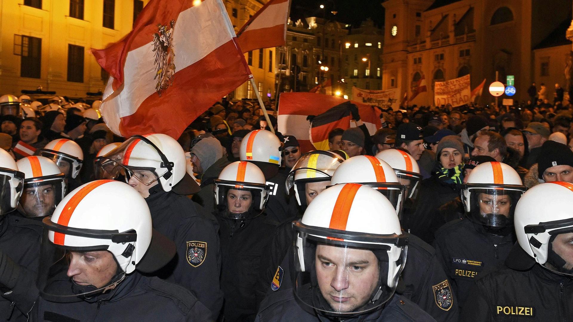 Demonstranten werden auf einer Pegida-Kundgebung in Wien am 02. Februar 2015 von Polizisten abgeschirmt. Demonstranten werden auf einer Pegida-Kundgebung in Wien am 02. Februar 2015 von Polizisten abgeschirmt.