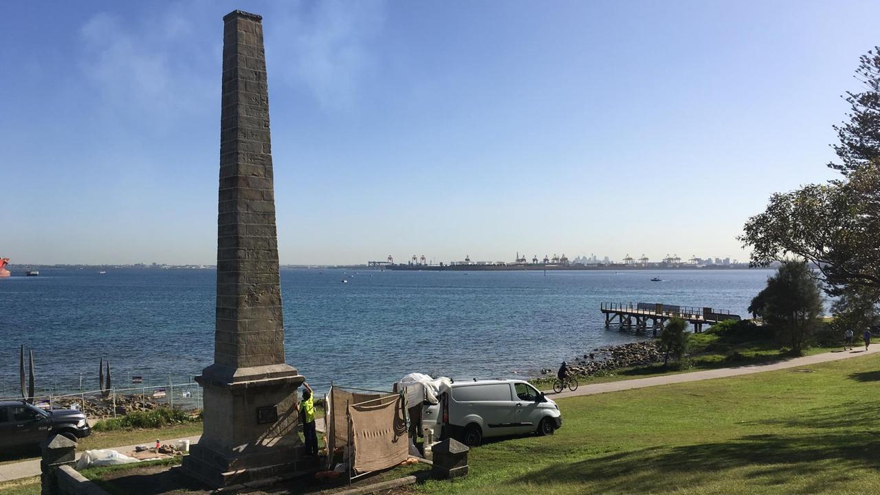 Ein Obelisk auf einer Wiese am Ufer. Ein Obelisk auf einer Wiese am Ufer.