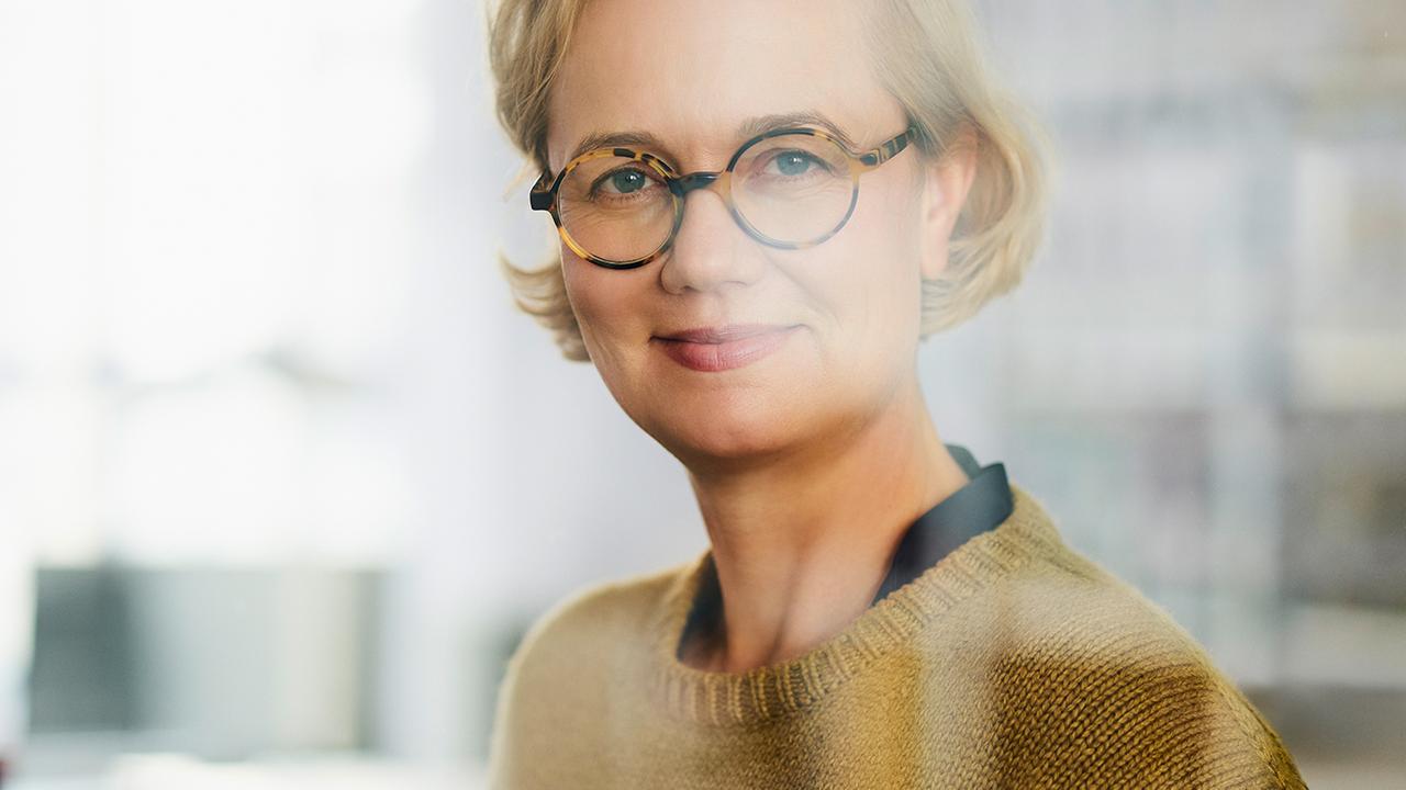Die Geschäftsführerin der Uhrenfirma Nomos aus Glashütte in Sachsen, Judith Borowski, steht hinter eine Scheibe und lächelt in die Kamera. Die Geschäftsführerin der Uhrenfirma Nomos aus Glashütte in Sachsen, Judith Borowski, steht hinter eine Scheibe und lächelt in die Kamera.