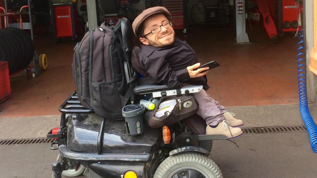 Der Behinderten-Aktivist Raul Krauthausen lässt seinen platten Rollstuhlreifen in der Autowerkstatt reparieren. Der Behinderten-Aktivist Raul Krauthausen lässt seinen platten Rollstuhlreifen in der Autowerkstatt reparieren.