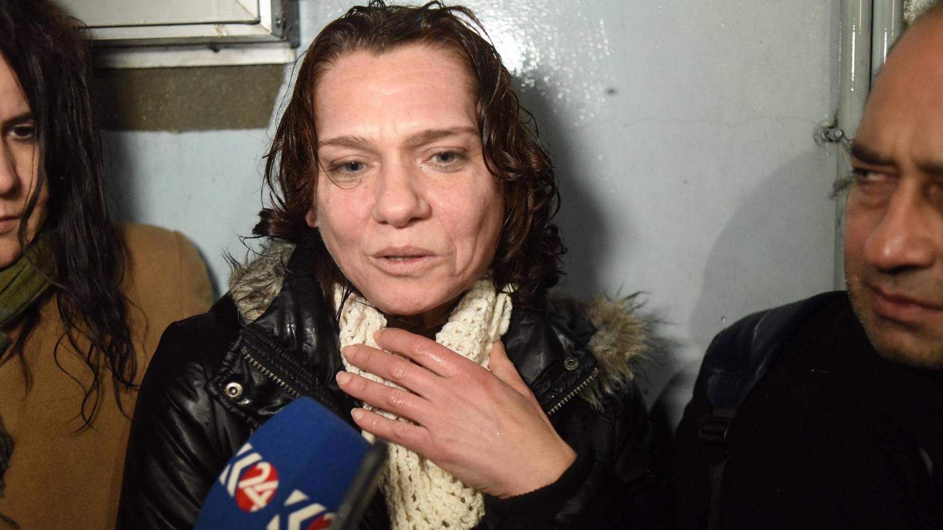 Die türkische Journalistin Asli Erdogan kurz nach ihrer Haftentlassung. Die türkische Journalistin Asli Erdogan kurz nach ihrer Haftentlassung.