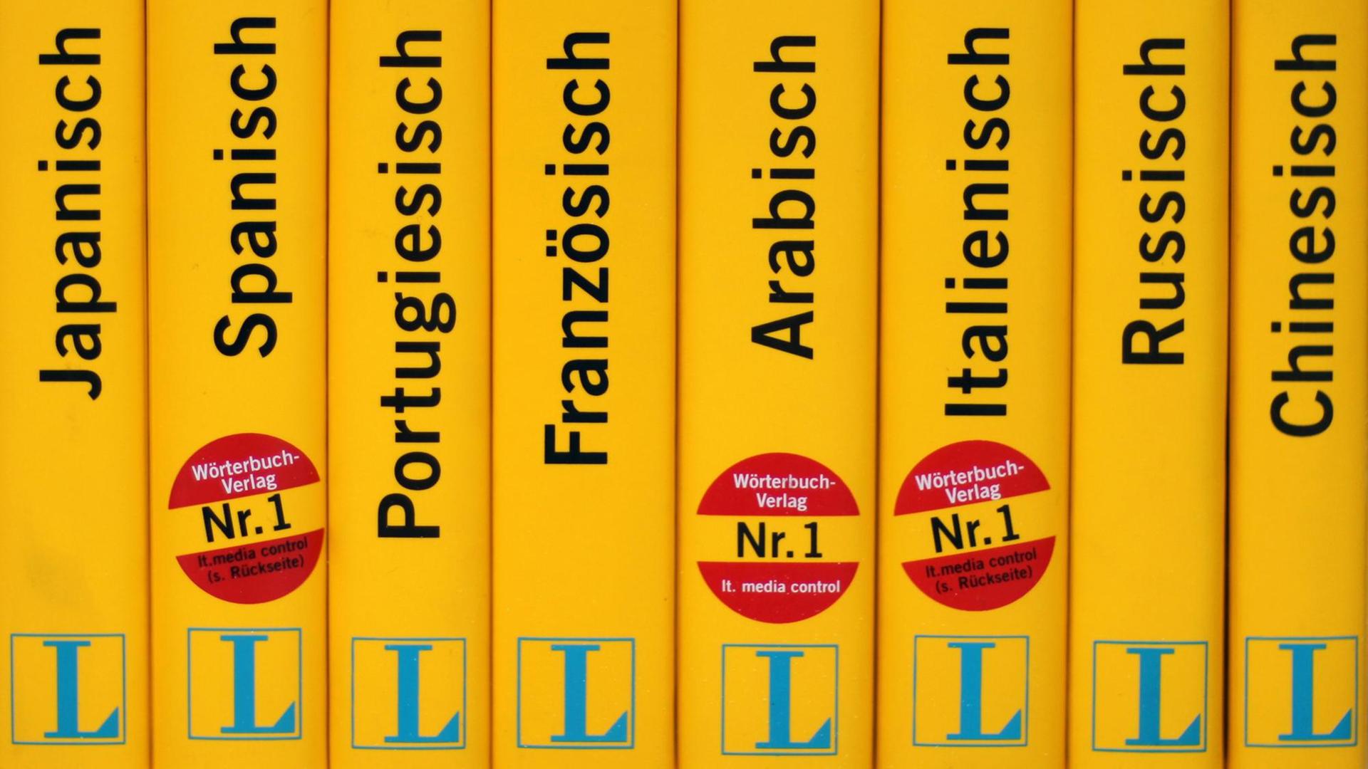Mehrere Langenscheid Fremdsprachen-Wörterbücher stehen in einem Regal.