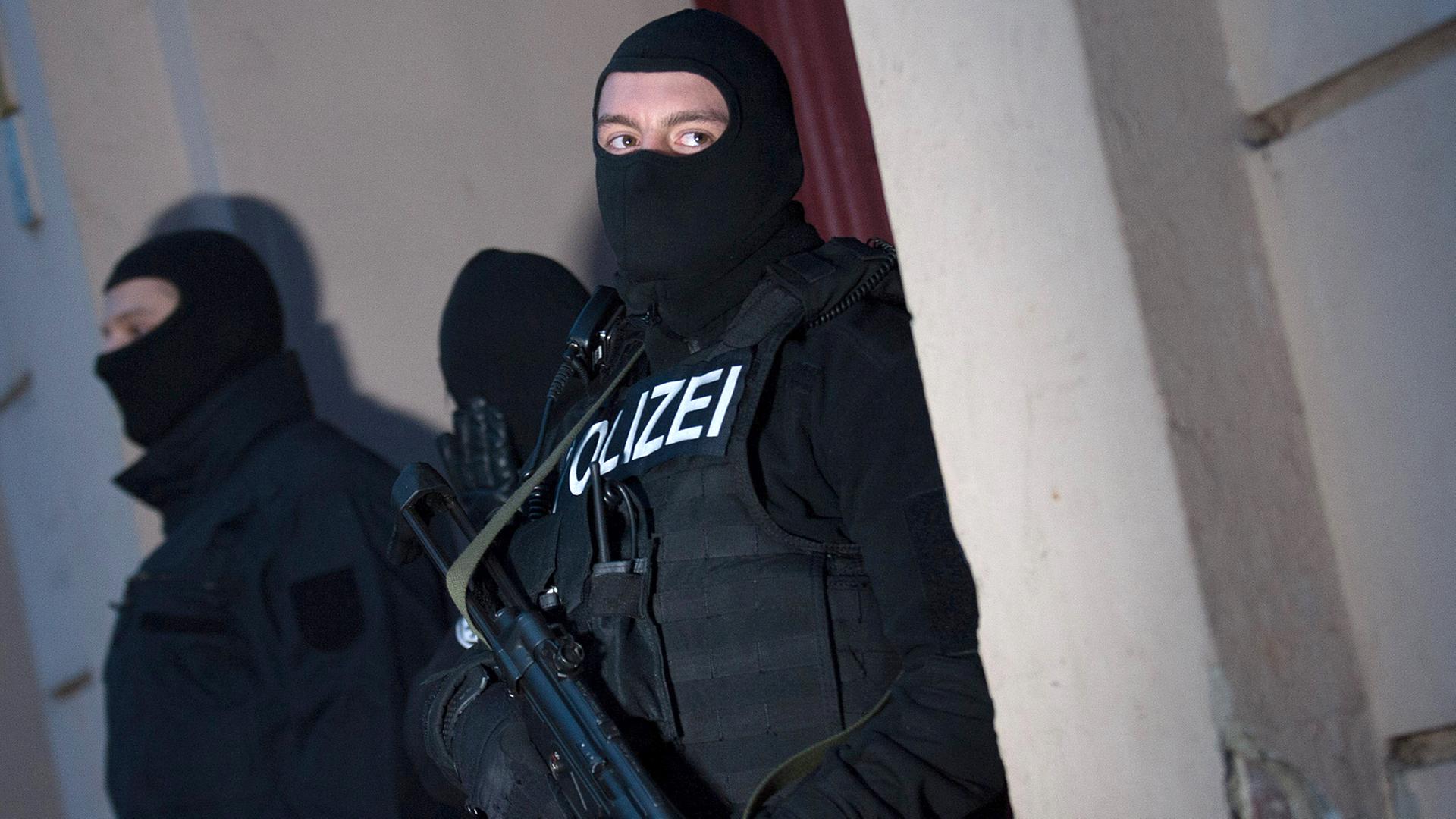 Sondereinsatzkommando bei einer Durchsuchung in Berlin Sondereinsatzkommando bei einer Durchsuchung in Berlin
