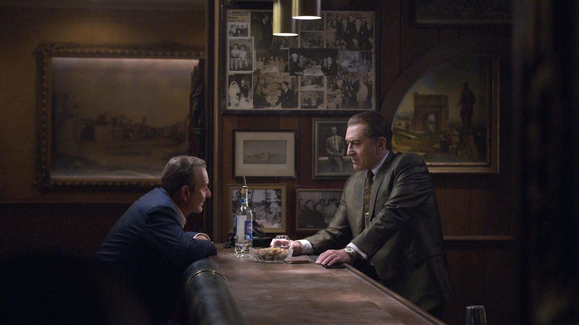 Russell Bufalino (Joe Pesci) und Frank Sheeran (Robert De Niro) im Gespräch an der Bar. Russell Bufalino (Joe Pesci) und Frank Sheeran (Robert De Niro) im Gespräch an der Bar.