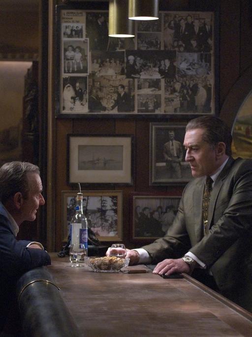 Russell Bufalino (Joe Pesci) und Frank Sheeran (Robert De Niro) im Gespräch an der Bar.