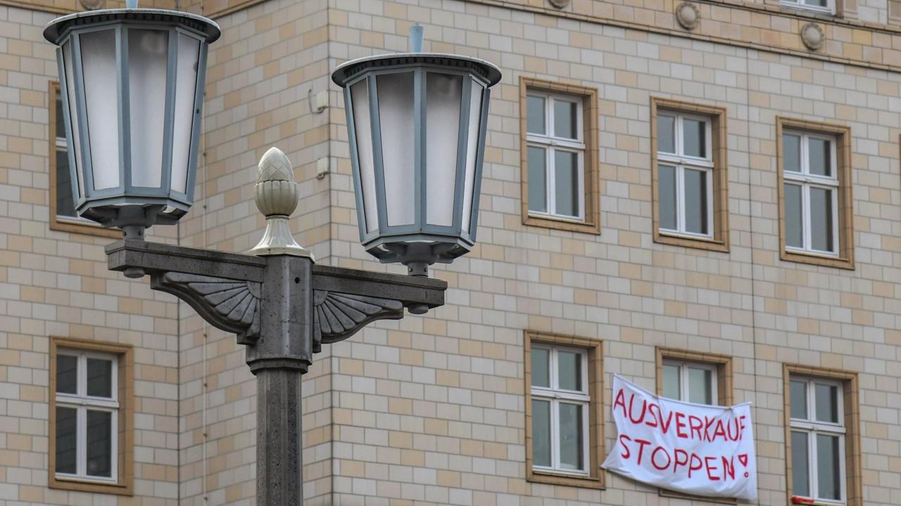 Fassade eines Hauses im Zuckerbäcker-Stils in Berlin-Friedrichshain. An einem Fenster hängt das Plakat "Ausverkauf stoppen". Fassade eines Hauses im Zuckerbäcker-Stils in Berlin-Friedrichshain. An einem Fenster hängt das Plakat "Ausverkauf stoppen".