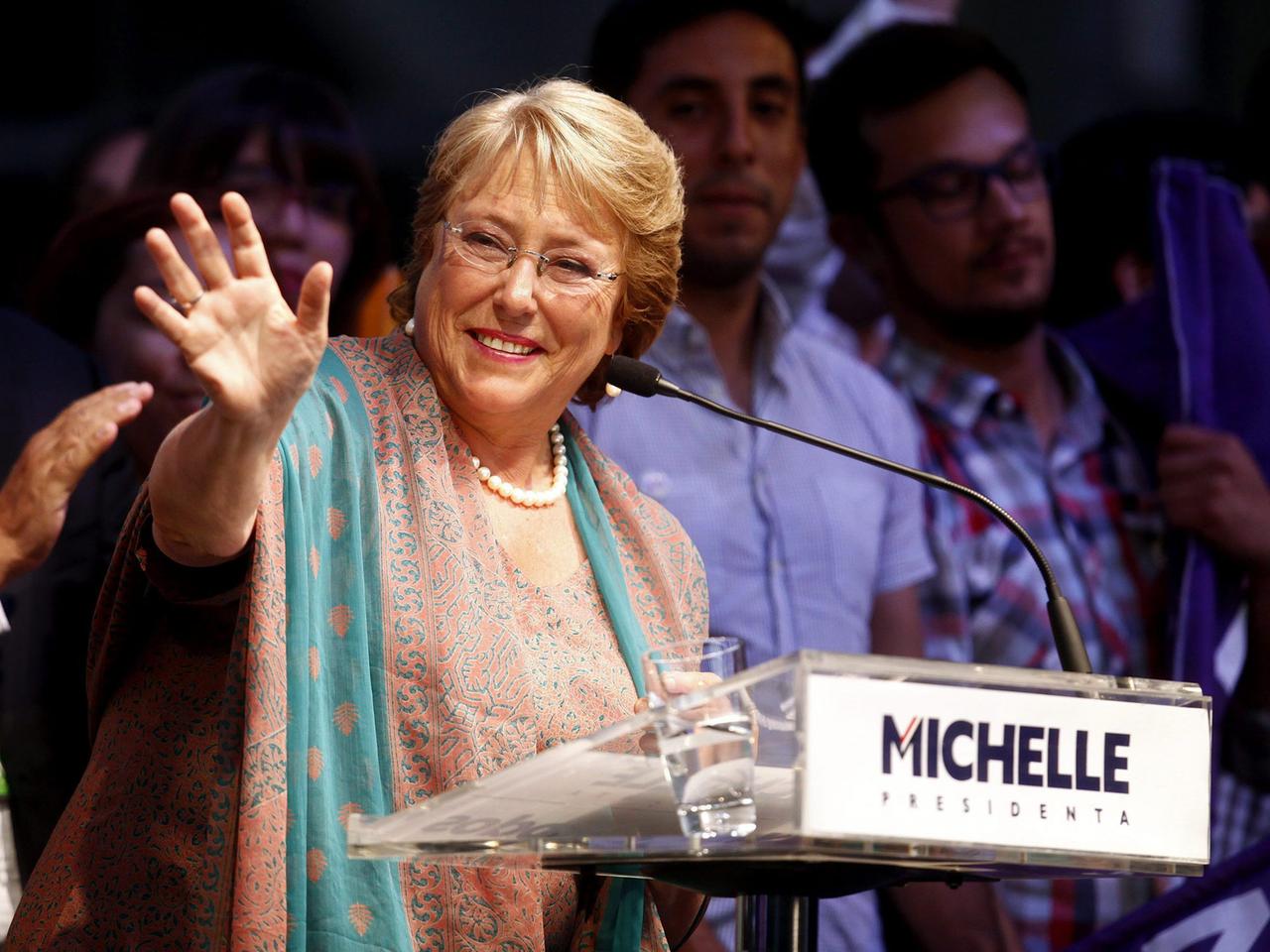 Michelle Bachelet steht nach ihrem Sieg bei der Präsidentschaftswahl am Rednerpult und winkt ihren Anhängern zu. Michelle Bachelet steht nach ihrem Sieg bei der Präsidentschaftswahl am Rednerpult und winkt ihren Anhängern zu.