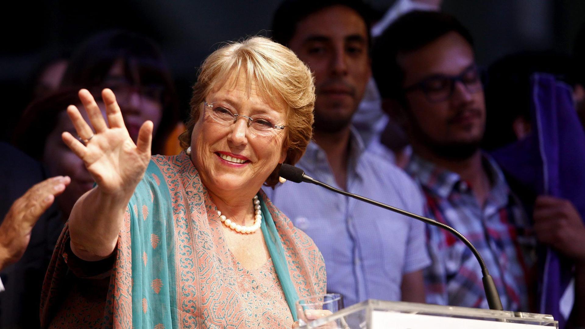 Michelle Bachelet steht nach ihrem Sieg bei der Präsidentschaftswahl am Rednerpult und winkt ihren Anhängern zu. Michelle Bachelet steht nach ihrem Sieg bei der Präsidentschaftswahl am Rednerpult und winkt ihren Anhängern zu.