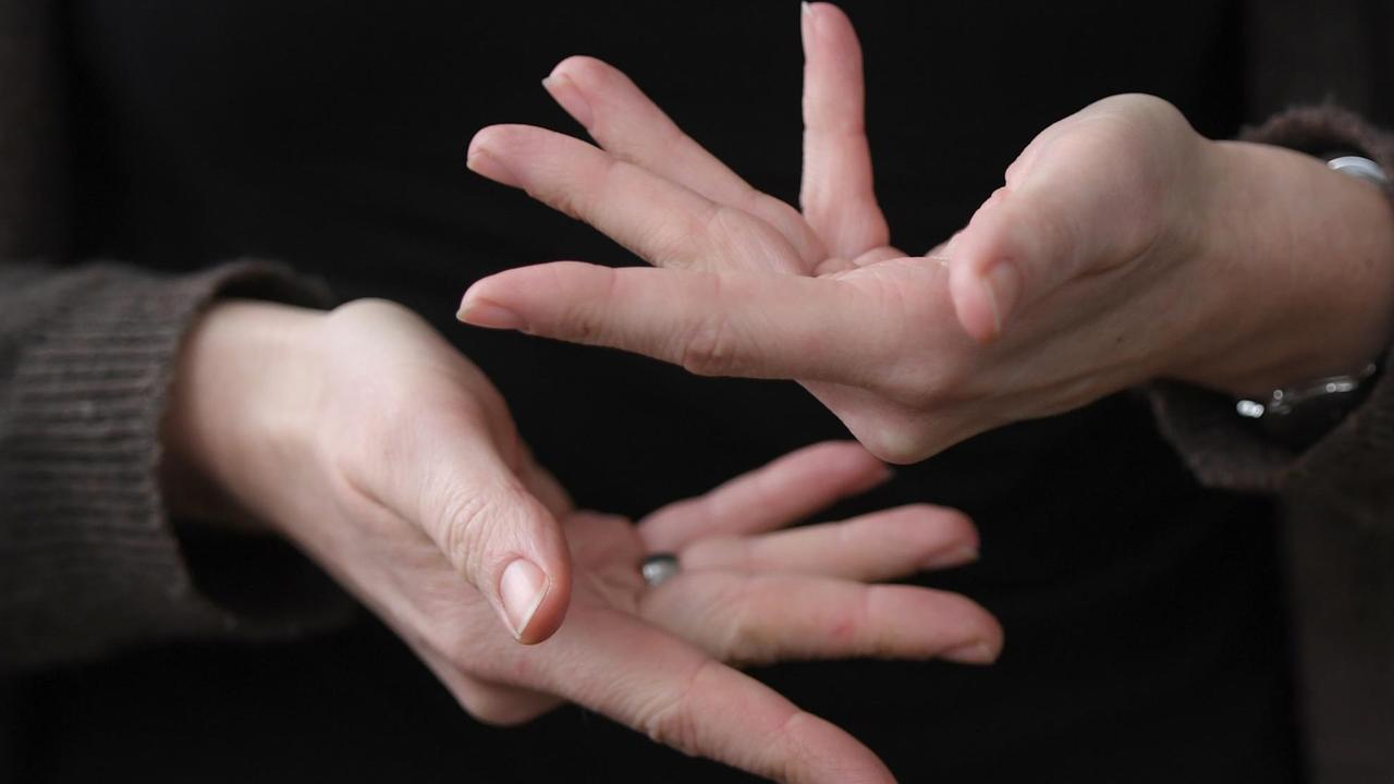 Die Gebärdendolmetscherin Kathrin-Maren Enders zeigt am 25.01.2017 in Frankfurt am Main (Hessen) mit ihren Fingern das Wort "beraten" in Gebärdensprache Die Gebärdendolmetscherin Kathrin-Maren Enders zeigt am 25.01.2017 in Frankfurt am Main (Hessen) mit ihren Fingern das Wort "beraten" in Gebärdensprache