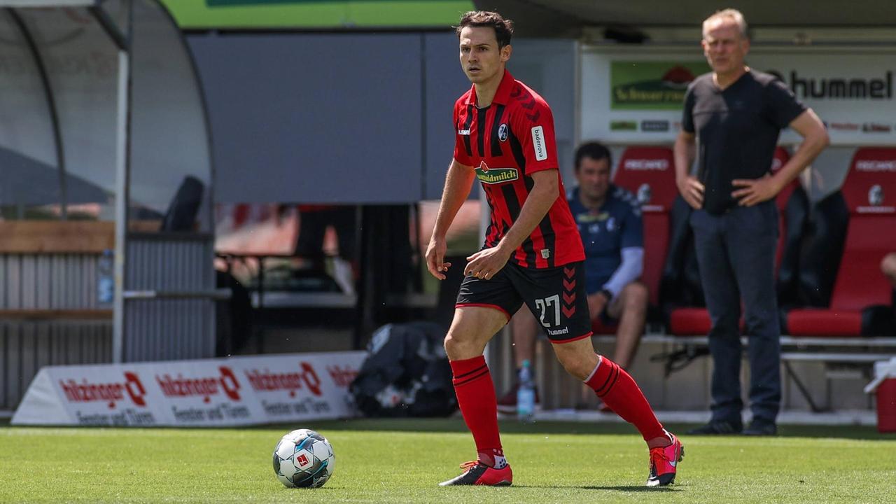 Nicolas Höfler (SC Freiburg) führt im Bundesliga-Spiel gegen Schalke 04 den Ball. Nicolas Höfler (SC Freiburg) führt im Bundesliga-Spiel gegen Schalke 04 den Ball.