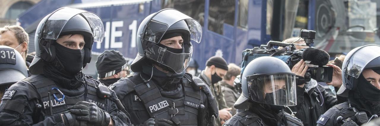 Polizisten sichern die "Querdenken"-Demonstration unter dem Motto "Kein Lockdown für Bembeltown!" in der Frankfurter Innenstadt. Polizisten sichern die "Querdenken"-Demonstration unter dem Motto "Kein Lockdown für Bembeltown!" in der Frankfurter Innenstadt.