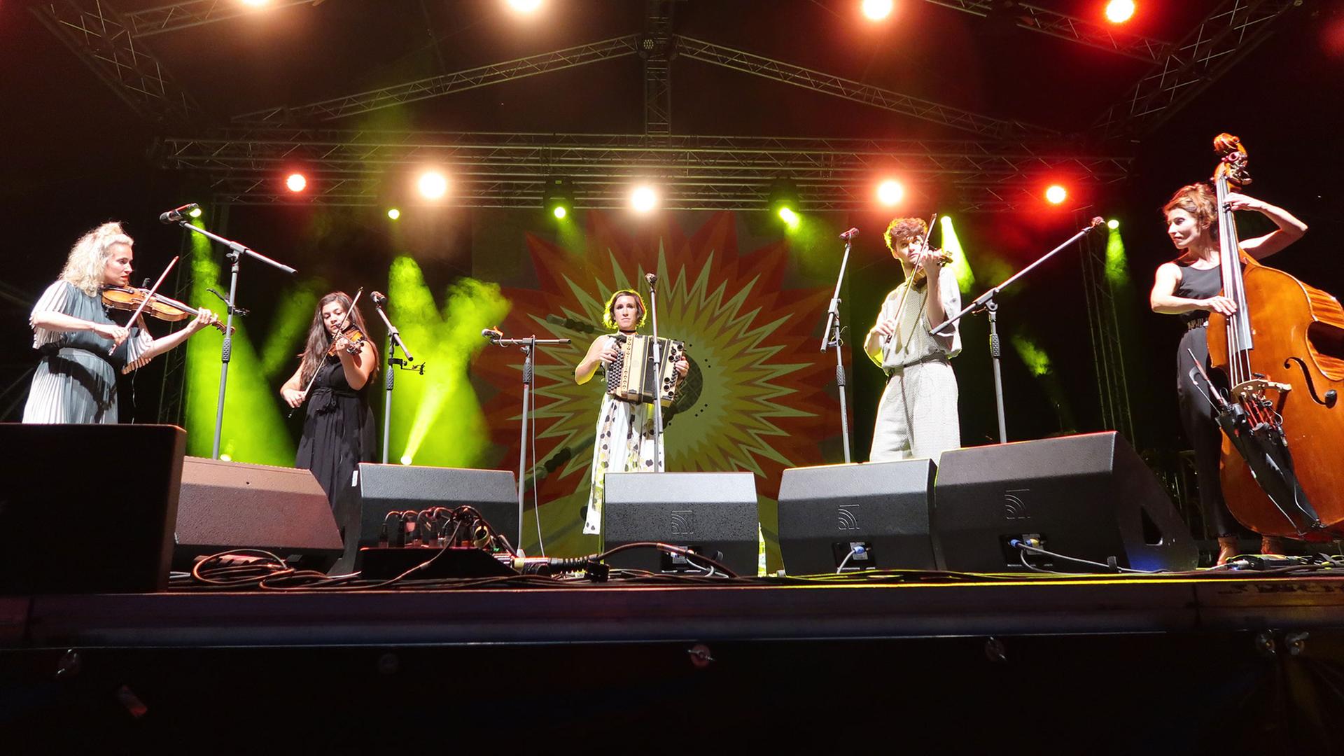 Die österreichische Volksmusik-Gruppe Alma bei ihrem Aufritt während des Rudolstadt-Festivals 2017. Die österreichische Volksmusik-Gruppe Alma bei ihrem Aufritt während des Rudolstadt-Festivals 2017.