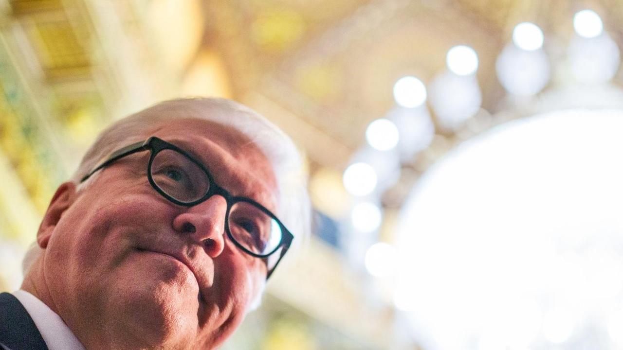 Bundesaußenminister Frank-Walter Steinmeier (SPD), aufgenommen am 24.01.2015 in Tunis (Tunesien), bevor er das Bundesverdienstkreuz an den tunesischen Ministerpräsidenten Jomaa verleiht. Steinmeier befindet sich auf einer viertägigen Reise durch die Maghreb-Länder in Nordafrika.