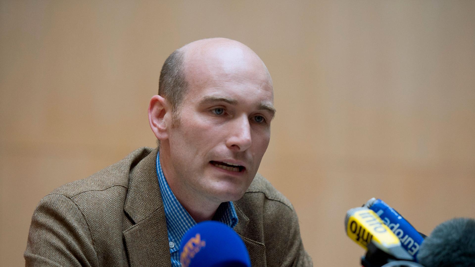 Der französische Journalist Nicolas Hénin wurde in Syrien von Islamisten als Geisel genommen und gefoltert. Der französische Journalist Nicolas Hénin wurde in Syrien von Islamisten als Geisel genommen und gefoltert.
