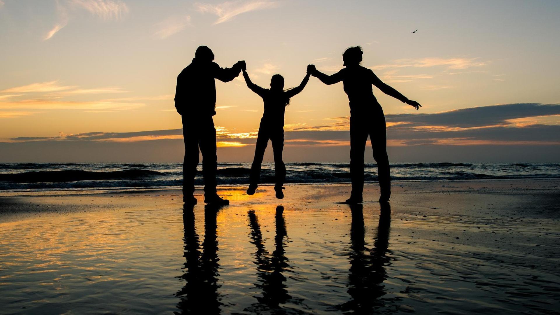 Eine Familie im Sonnenuntergang auf der dänischen Ferieninsel Rømø, fotografiert am 05.08.2015. Foto: Patrick Pleul | Verwendung weltweit Eine Familie im Sonnenuntergang auf der dänischen Ferieninsel Rømø, fotografiert am 05.08.2015. Foto: Patrick Pleul | Verwendung weltweit