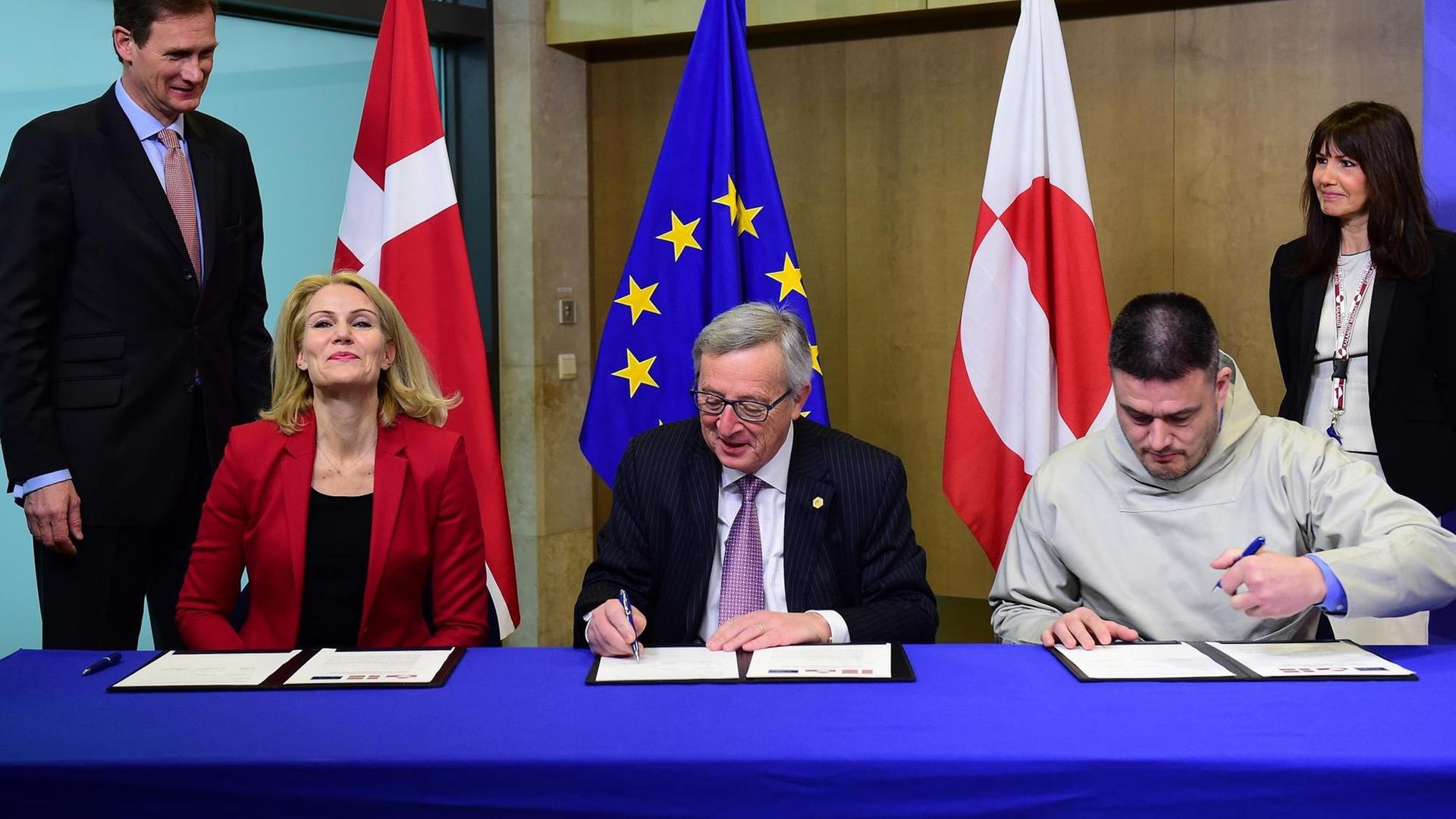 Dänemarks Ministerpräsidentin Helle Thorning-Schmidt, EU-Kommissionspräsident Jean-Claude Juncker und Grönlands Ministerpräsident Kim Kielsen unterzeichnen eine Vereinbarung Dänemarks Ministerpräsidentin Helle Thorning-Schmidt, EU-Kommissionspräsident Jean-Claude Juncker und Grönlands Ministerpräsident Kim Kielsen unterzeichnen eine Vereinbarung