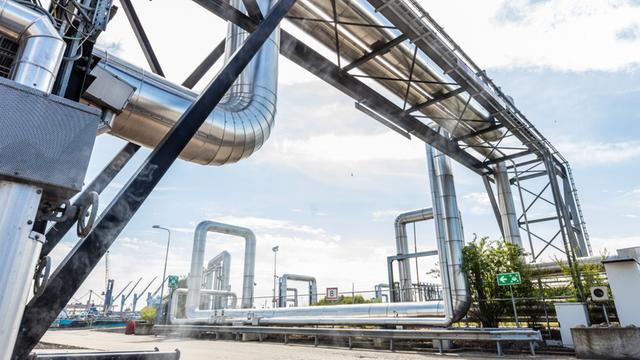 Riesige Rohre des Wärmenetzes im Hafen von Rotterdam
