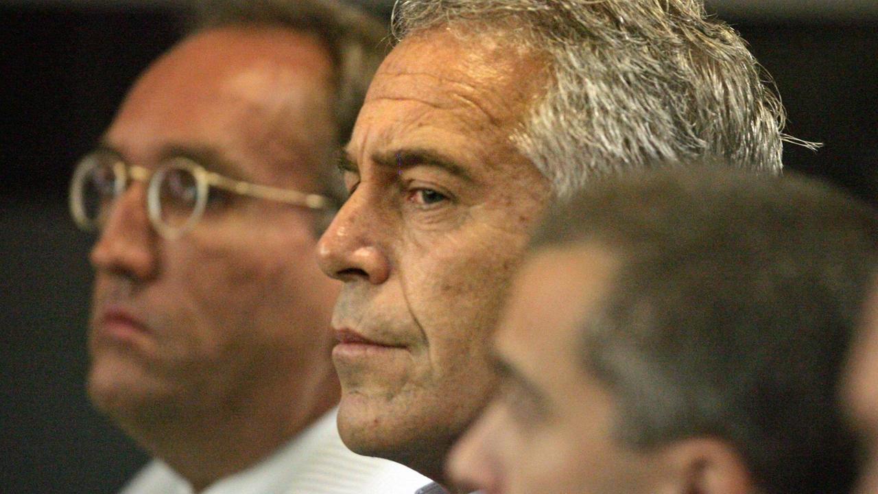 Jeffrey Epstein, ein US-amerikanischer Investmentbanker und verurteilter Sexualstraftäter, zu sehen im Profil zwischen zwei anderen Männern Jeffrey Epstein, ein US-amerikanischer Investmentbanker und verurteilter Sexualstraftäter, zu sehen im Profil zwischen zwei anderen Männern