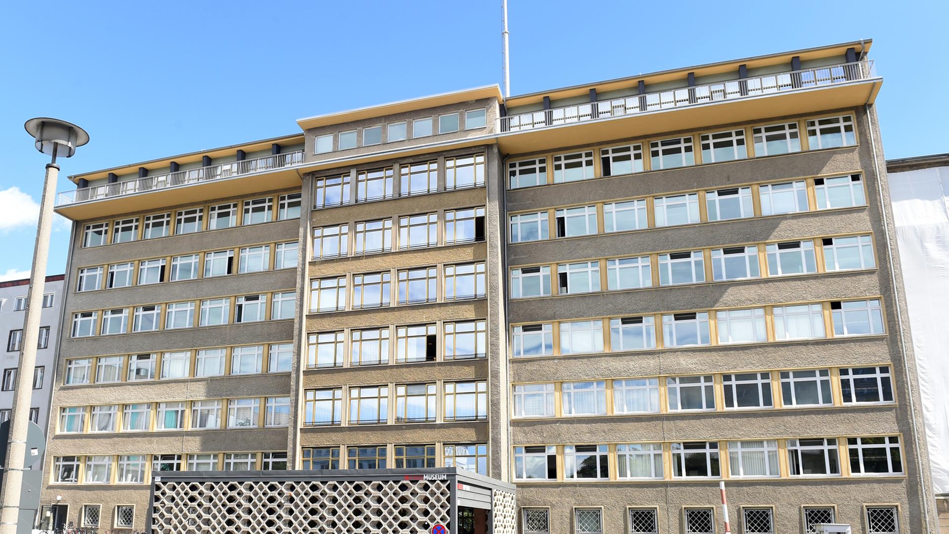 In der ehemaligen Stasi-Behörde in Berlin befindet sich im Haus 1 eine Forschungs- und Gedenkstätte zum politischen System der DDR. In der ehemaligen Stasi-Behörde in Berlin befindet sich im Haus 1 eine Forschungs- und Gedenkstätte zum politischen System der DDR.