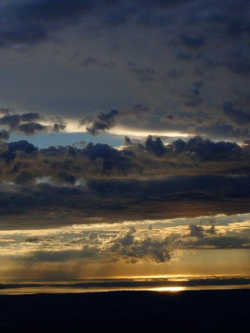 Gewitterwolken über dem Étang de Berre, gesehen vom Gipfel der Sainte-Victoire in der Provence